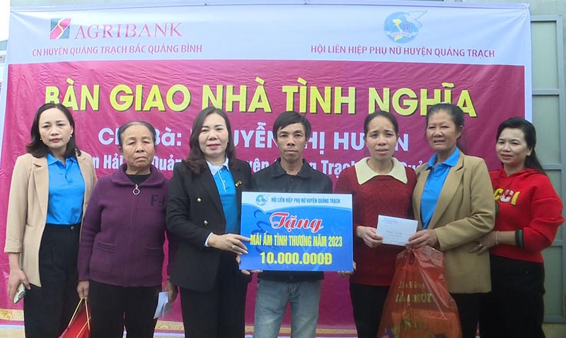 Hội LHPN huyện Quảng Trạch trao tiền hỗ trợ làm nhà cho gia đình chị Nguyễn Thị Huyền.