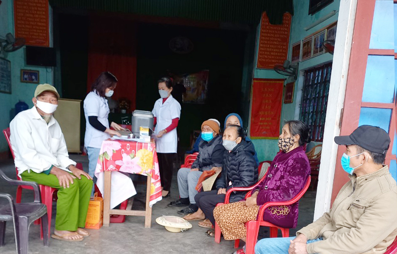 Người dân xã Cự Nẫm tham gia tiêm vắc xin tại điểm tiêm nhà văn hóa thôn Đông Sơn.