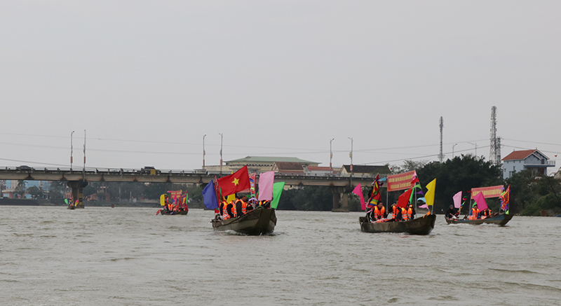 Các đại biểu đi thuyền khám phá tour du lịch trên sông Kiến Giang.
