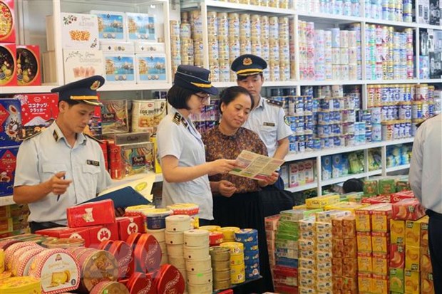 Đội Quản lý thị trường số 3, Cục Quản lý thị trường tỉnh Hà Nam, tăng cường kiểm tra, kiểm soát các mặt hàng bánh kẹo... trong dịp cuối năm. (Ảnh: Đại Nghĩa/TTXVN)
