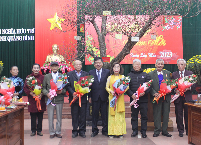 Hội Tình nghĩa cán bộ hưu trí UBND tỉnh đã tặng hoa và chúc thọ, mừng thọ cho các hội viên cao tuổi.