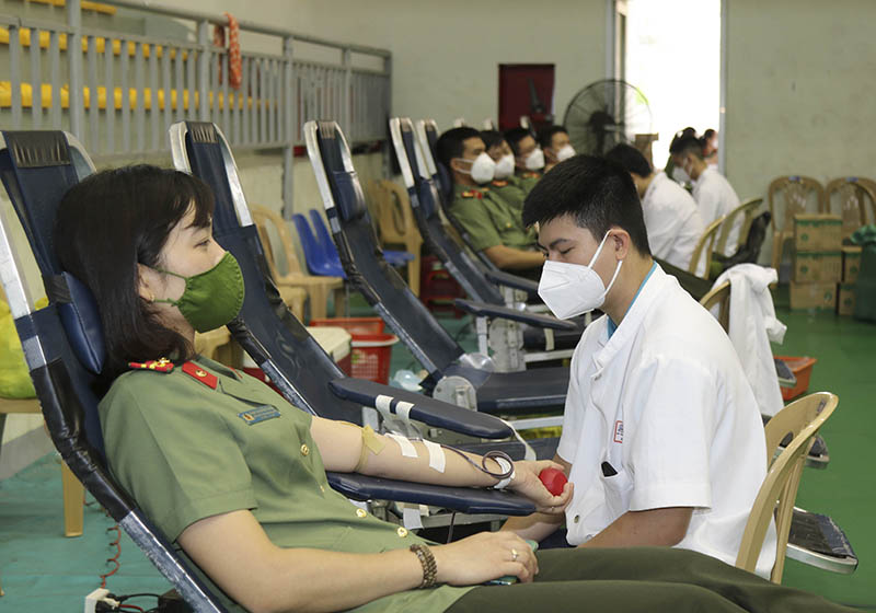 Thiếu tá Phạm Thị Huyền Trang có hơn 10 lần tham gia hiến máu cứu người.