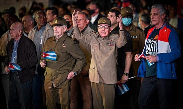 Đại tướng Raul Castro Ruz (giữa) và Chủ tịch Cuba Miguel Díaz-Canel (phải) dẫn đầu đoàn tuần hành nhân kỷ niệm 170 năm ngày sinh của Anh hùng Dân tộc José Martí tại thủ đô La Habana, ngày 28/1/2023. (Ảnh: AFP/TTXVN)