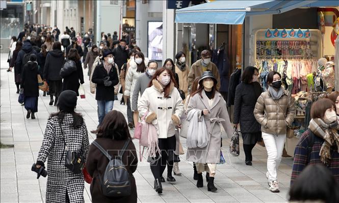 Người dân đeo khẩu trang phòng dịch tại Tokyo, Nhật Bản. Ảnh minh họa: Kyodo/TTXVN