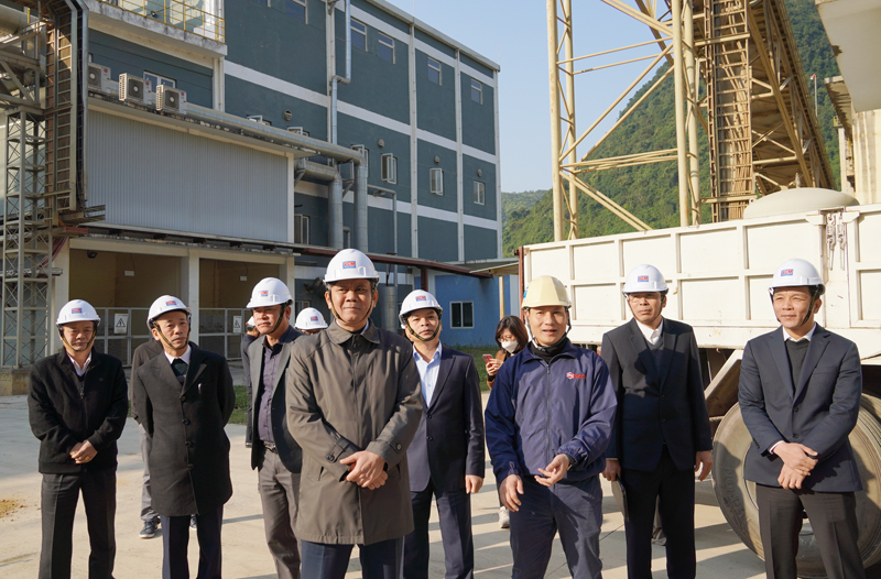 Đồng chí Chủ tịch UBND tỉnh Trần Thắng và đoàn công tác tham quan dây chuyền sản xuất của Nhà máy Clinker Văn Hóa (thuộc Công ty TNHH VLXD Việt Nam)