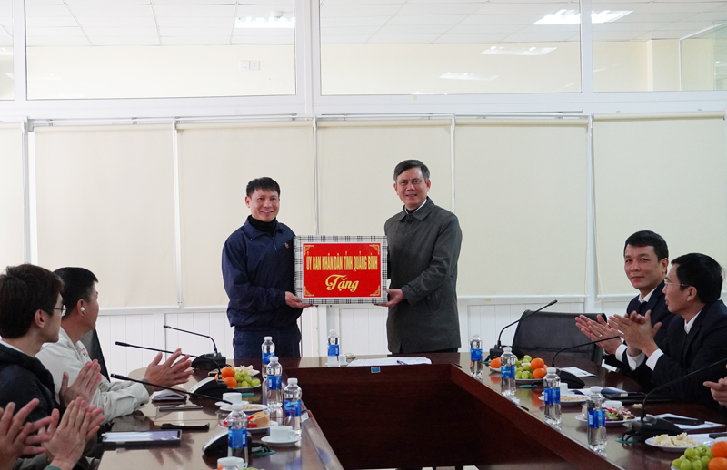 Đồng chí Chu tịch UBND tỉnh Trần Thắng tặng quà động viên cán bộ, công nhân Nhà máy Clinker Văn Hóa