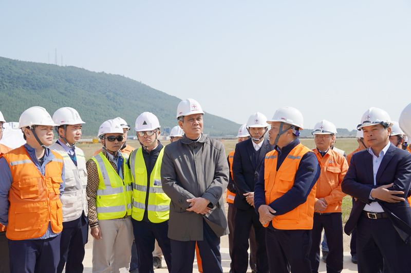 Đồng chí Chủ tịch UBND tỉnh Trần Thắng và đoàn công tác kiểm tra tình hình triển khai các dự án tại Trung tâm Điện lực Quảng Trạch.