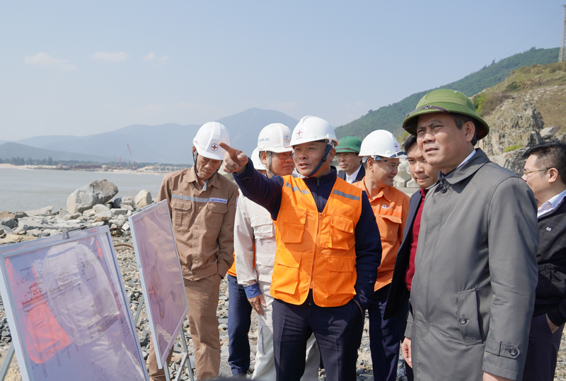Đồng chí Chủ tịch UBND tỉnh Trần Thắng và đoàn công tác kiểm tra tại hiện trường tiến độ xây dựng cảng nhập than và đê chắn sóng của Nhà máy Nhiệt điện Quảng Trạch I.
