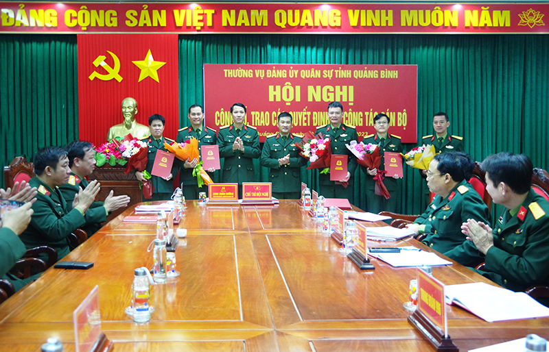 Đại tá Đoàn Sinh Hòa, Ủy viên BTV Tỉnh ủy, Chỉ huy trưởng và đại tá Đinh Xuân Hướng, Phó Bí thư Đảng ủy, Chính ủy trao quyết định và tặng hoa chúc mừng.
