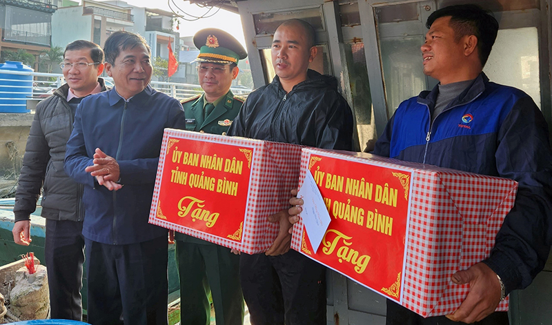 Đồng chí Phó Chủ tịch Thường trực UBND tỉnh Đoàn Ngọc Lâm tặng quà cho bà con ngư dân tại xã Bảo Ninh (TP. Đồng Hới).