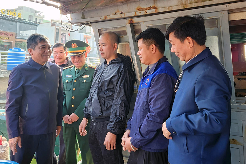 Đồng chí Phó Chủ tịch Thường trực UBND tỉnh Đoàn Ngọc Lâm trò chuyện, động viên bà con ngư dân.