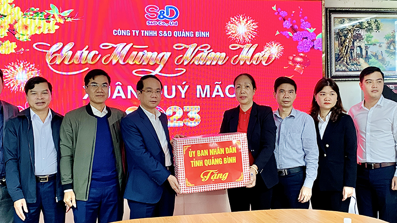 Đồng chí Phó Chủ tịch UBND tỉnh Phan Mạnh Hùng tặng quà động viên tập thể cán bộ, nhân viên, người lao động Công ty TNHH S%D Quảng Bình.