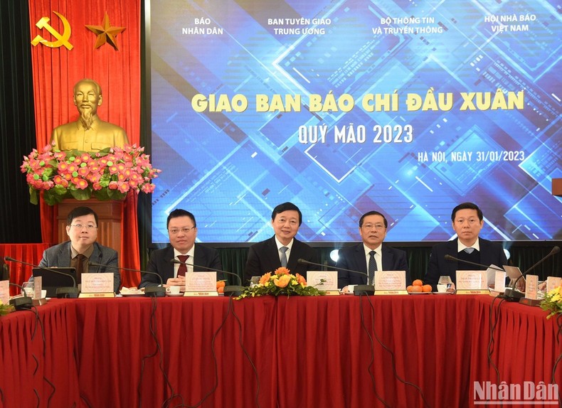 Phó Thủ tướng Trần Hồng Hà và các đại biểu chủ trì giao ban báo chí đầu xuân. (Ảnh: TRẦN HẢI)