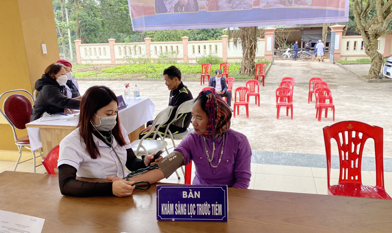 Khám sàng lọc cho người dân trước khi tiêm vắc xin tại Trạm Y tế Thượng Trạch.