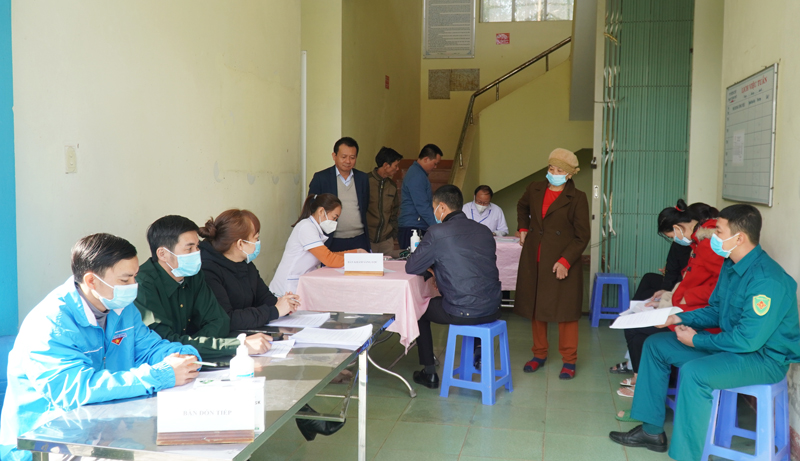 Người dân xã Sen Thủy tích cực tham gia tiêm vắc xin phòng Covid-19.