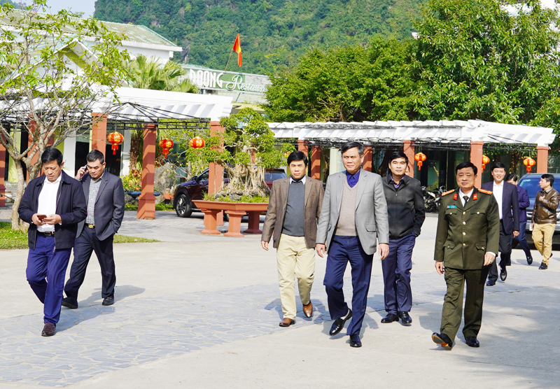 1. Đồng chí Chủ tịch UBND tỉnh Trần Thắng và đoàn công tác kiểm tra các điểm đón khách tại Trung tâm Du lịch Phong Nha-Kẻ Bàng.