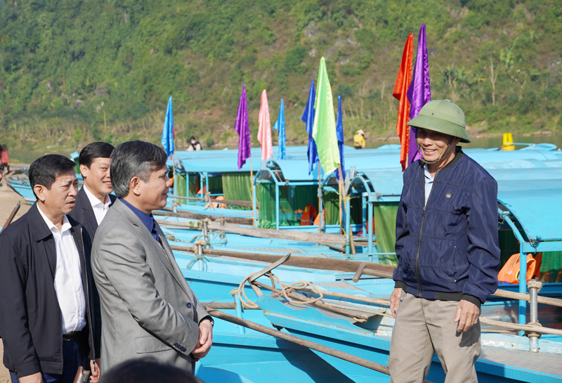 Đồng chí Chủ tịch UBND tỉnh Trần Thắng trò chuyện với các chủ thuyền đưa đón khách khu lịch.