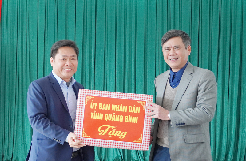 Đồng chí Chủ tịch UBND tỉnh Trần Thắng tặng quà cho Trung tâm Du lịch Phong Nha-Kẻ Bàng.