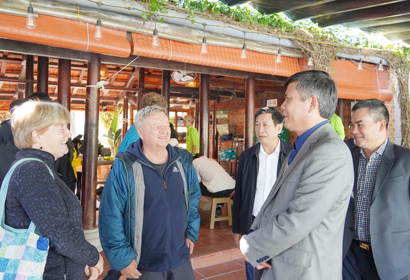 Đồng chí Chủ tịch UBND tỉnh Trần Thắng trò chuyện với vợ chồng nhà thám hiểm hang động Howard Limbert 