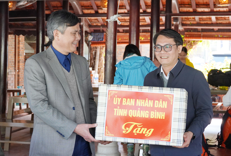 Đồng chí Chủ tịch UBND tỉnh Trần Thắng tặng quà cho Công ty Oxalis.
