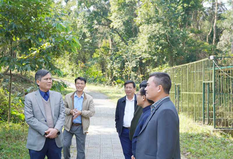 Đồng chí Chủ tịch UBND tỉnh Trần Thắng tam quan khu vực nuôi nhốt động vật hoang dã của Trung tâm Cứu hộ, bảo tồn và Phát triển sinh vật (VQG Phong Nha-Kẻ Bàng).