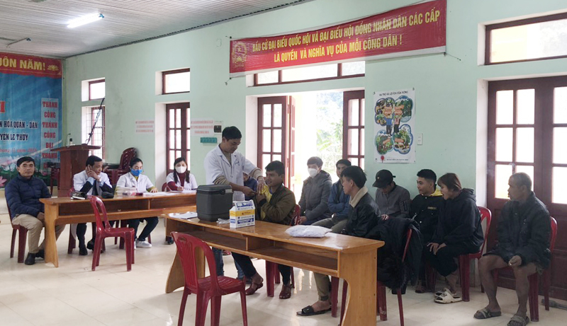 Người dân bản Km25 xã Ngân Thủy tham gia tiêm vắc xin phòng Covid-19.