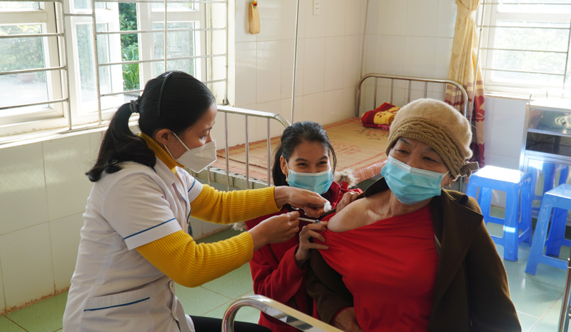 Gia đình bà Lê Thị Dũng thực hiện tiêm vắc xin mũi 4 tại Trạm Y tế Sen Thủy và mong muốn mọi người cùng tiêm vắc xin Covid-19 để bảo vệ bản thân, gia đình và cộng đồng.
