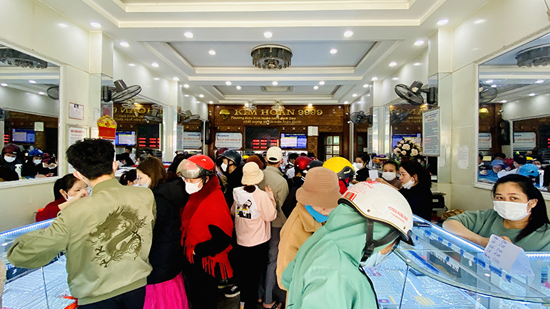 Tại tiệm vàng Kim Hoàn trên đường Mẹ Suốt, phường Đồng Hải (TP. Đồng Hới), rất đông người dân đến chen chúc mua vàng.