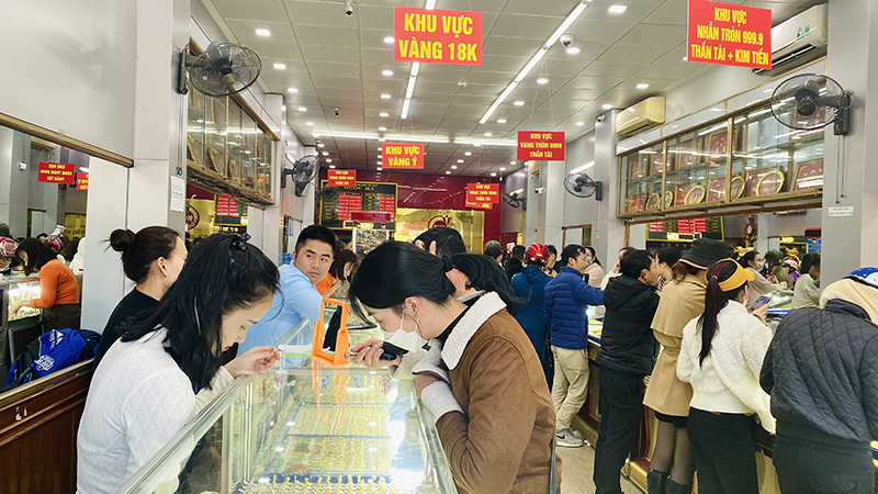 Tại tiệm vàng Ngọc Hà trên đường Quang Trung, phường Đồng Hải (TP. Đồng Hới), lượng người mua vàng cũng đông đúc không kém.