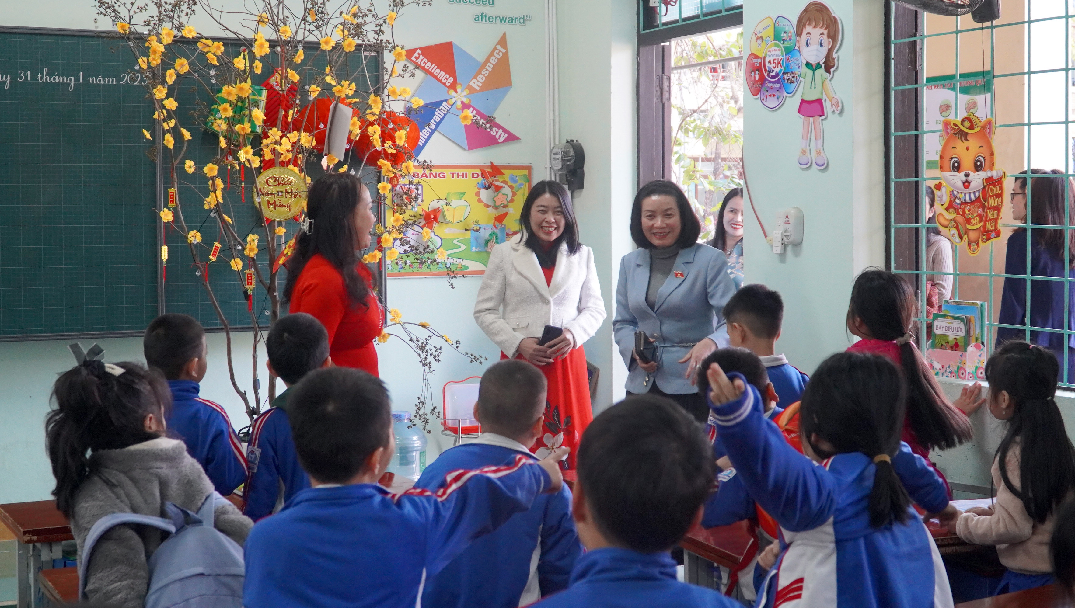 Đồng chí Nguyễn Minh Tâm và các thành viên kiểm tra thực tế tại Trường tiểu học Đồng Phú