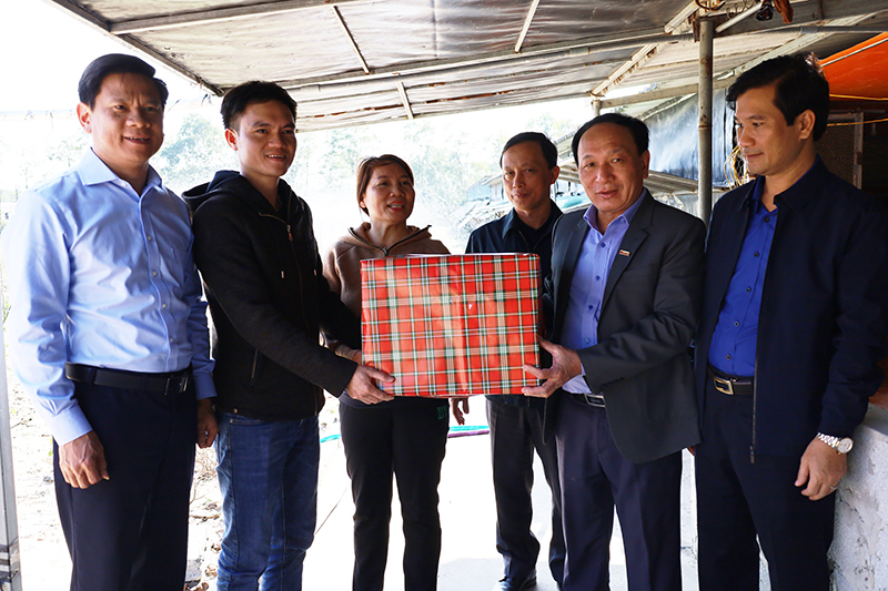 Đồng chí Phó Bí thư Thường trực Tỉnh ủy Trần Hải Châu tặng quà Hợp tác xã Dịch vụ nông nghiệp Thanh Thủy.