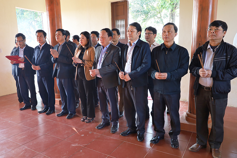  Đồng chí Bí thư Thường trực Tỉnh ủy Trần Hải Châu và các thành viên đoàn công tác dâng hương tại Di tích lịch sử Trường Môn.