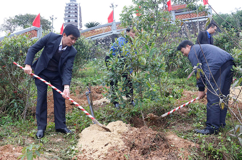 Trồng cây tại Đền tưởng niệm liệt sỹ Trường Sơn-Bến phà Long Đại