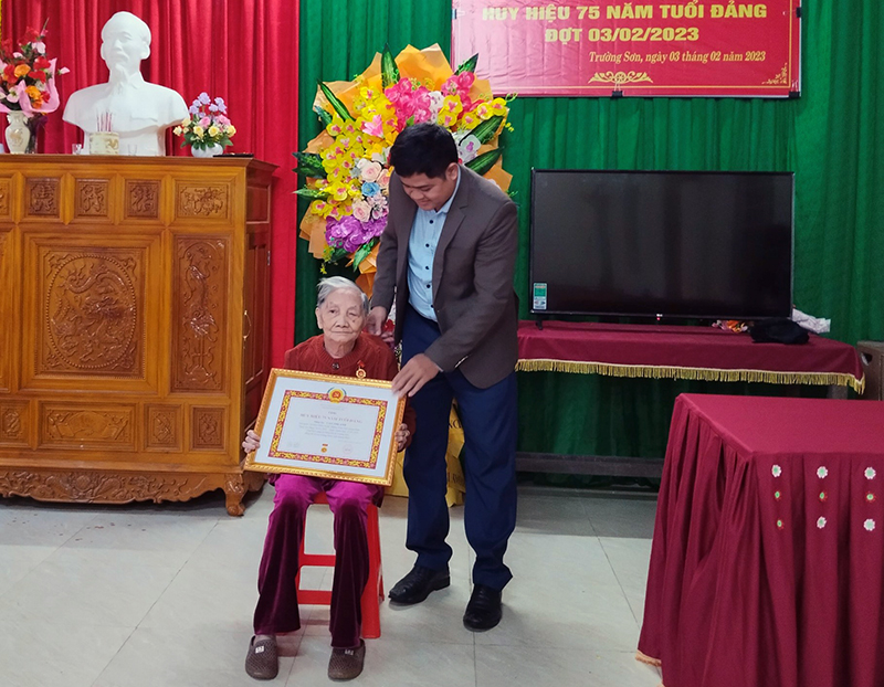 Quảng Ninh: Trao huy hiệu Đảng đợt 3/2 cho 117 đảng viên