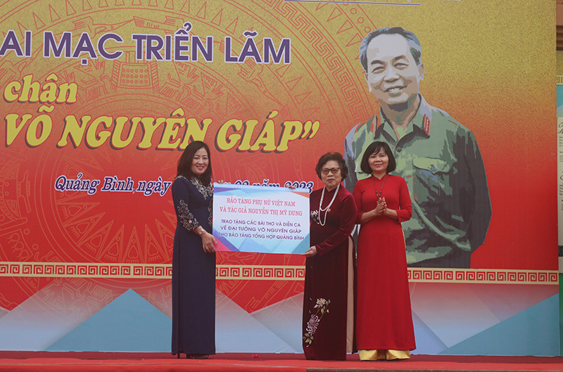 Bảo tàng phụ nữ Việt Nam và tác giả Nguyễn Thị Mỹ Dung trao tặng toàn bộ tác phẩm thơ, diễn ca về Đại tướng 