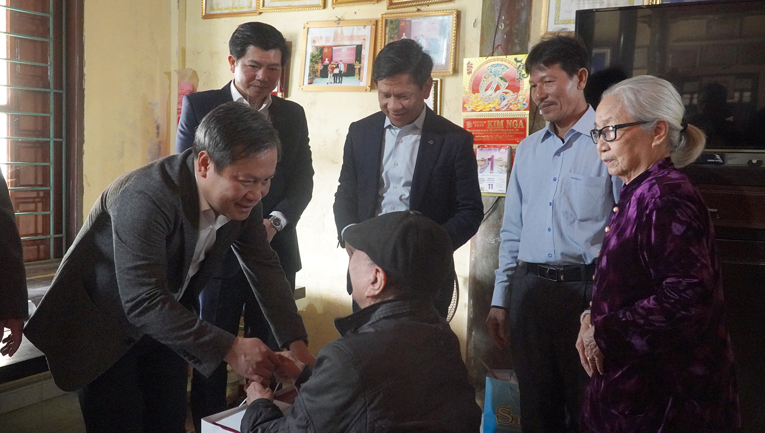 Đồng chí Bí thư Tỉnh ủy tặng quà chúc mừng đồng chí Lê Văn Khuy, đảng viên 70 năm tuổi Đảng
