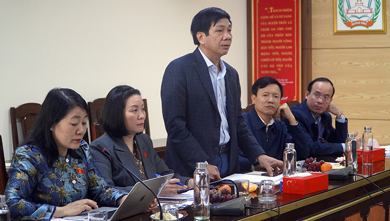  Đồng chí Phó Chủ tịch Thường trực HĐND tỉnh Nguyễn Công Huấn đề nghị Sở GD-ĐT và các CSGD làm rõ những khó khăn, bất cập trong thực hiện ĐMCT, SGKGDPT.  