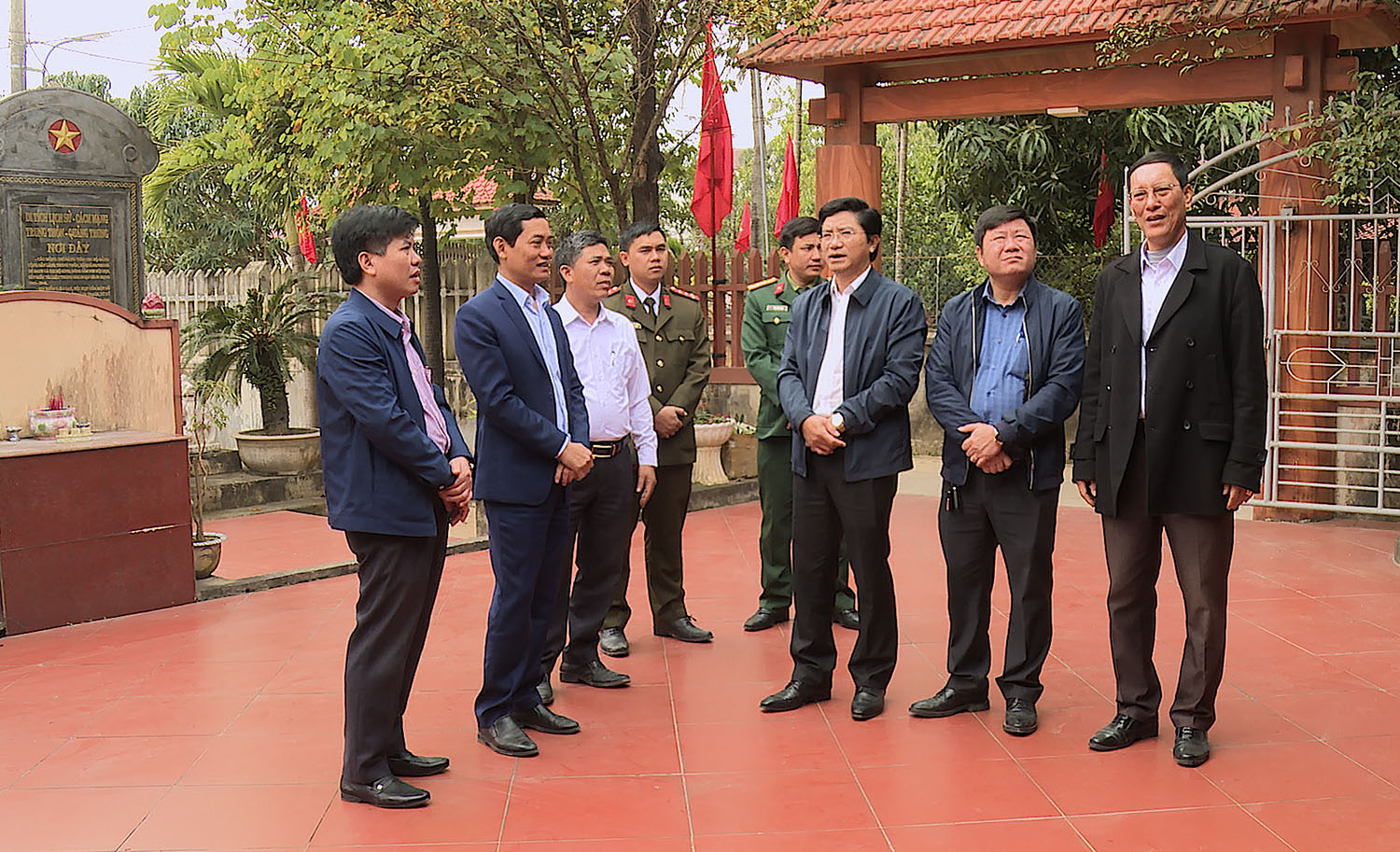Đồng chí Bí thư Thị ủy Ba Đồn Trương An Ninh thăm và khảo sát thực tế tại nhà lưu niệm Trung tướng Đồng Sỹ Nguyên.