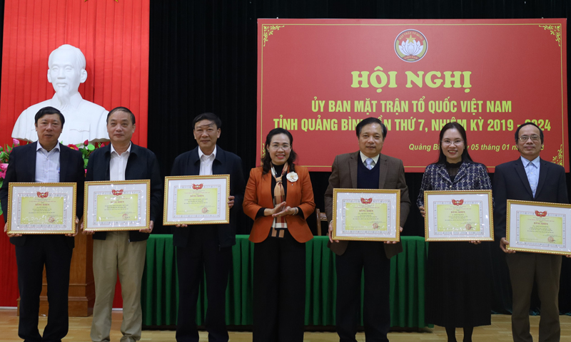 Đồng chí Chủ tịch Ủy ban MTTQVN tỉnh Phạm Thị Hân trao bằng khen của Ủy ban Trung ương MTTQVN cho các tập thể và cá nhân đạt thành tích xuất sắc trong công tác năm 2022.
