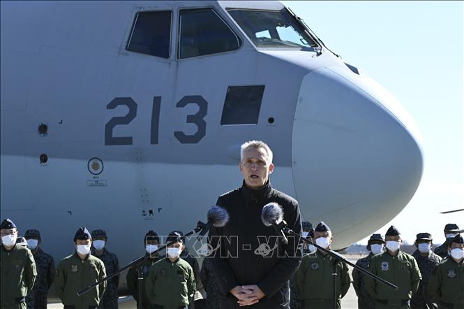 Tổng thư ký NATO Jens Stoltenberg phát biểu trong chuyến thăm Căn cứ không quân Iruma, Nhật Bản, ngày 31/1/2023. Ảnh: AFP/TTXVN