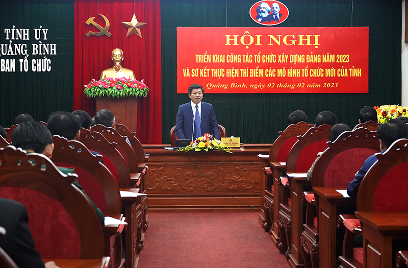 Đồng chí Trưởng ban Tổ chức Tỉnh ủy Trần Vũ Khiêm điều hành hội nghị.