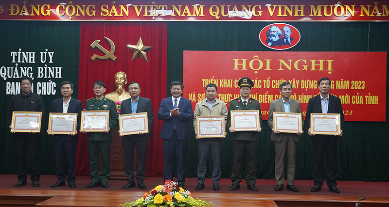 Đồng chí Trưởng ban Tổ chức Tỉnh ủy Trần Vũ Khiêm tặng giấy khen cho các tập thể, cá nhân đạt thành tích xuất sắc trong công tác tổ chức xây dựng Đảng năm 2022.