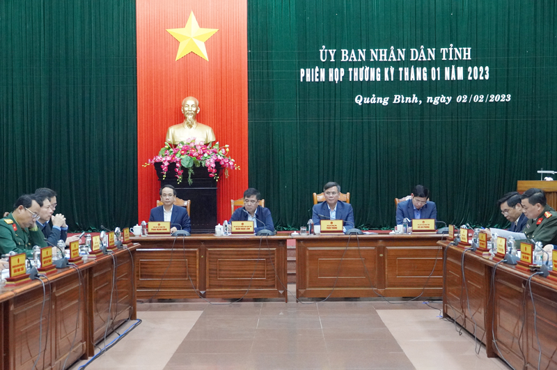 Đồng chí Chủ tịch UBND tỉnh Trần Thắng và các đồng chí Phó Chủ tịch UBND tỉnh chủ trì phiên họp.