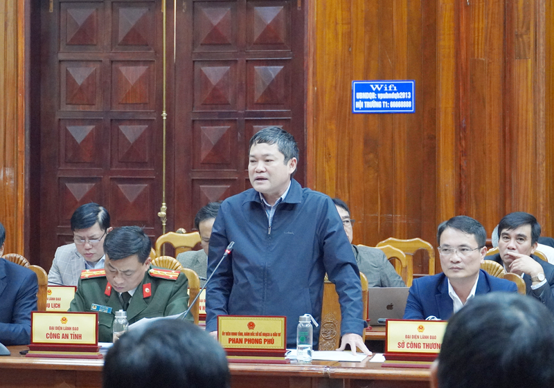 Giám đốc Sở Kế hoạch và Đầu tư Phan Phong Phú phát biểu tại phiên họp.