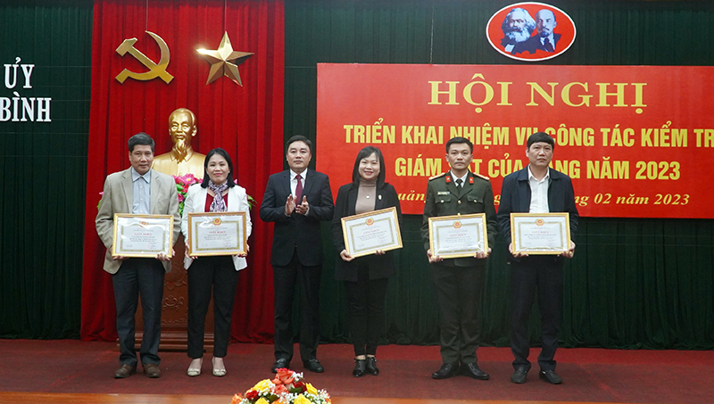 Đồng chí Chủ nhiệm UBKT Tỉnh ủy Đinh Hữu Thành trao giấy khen cho các tập thể
