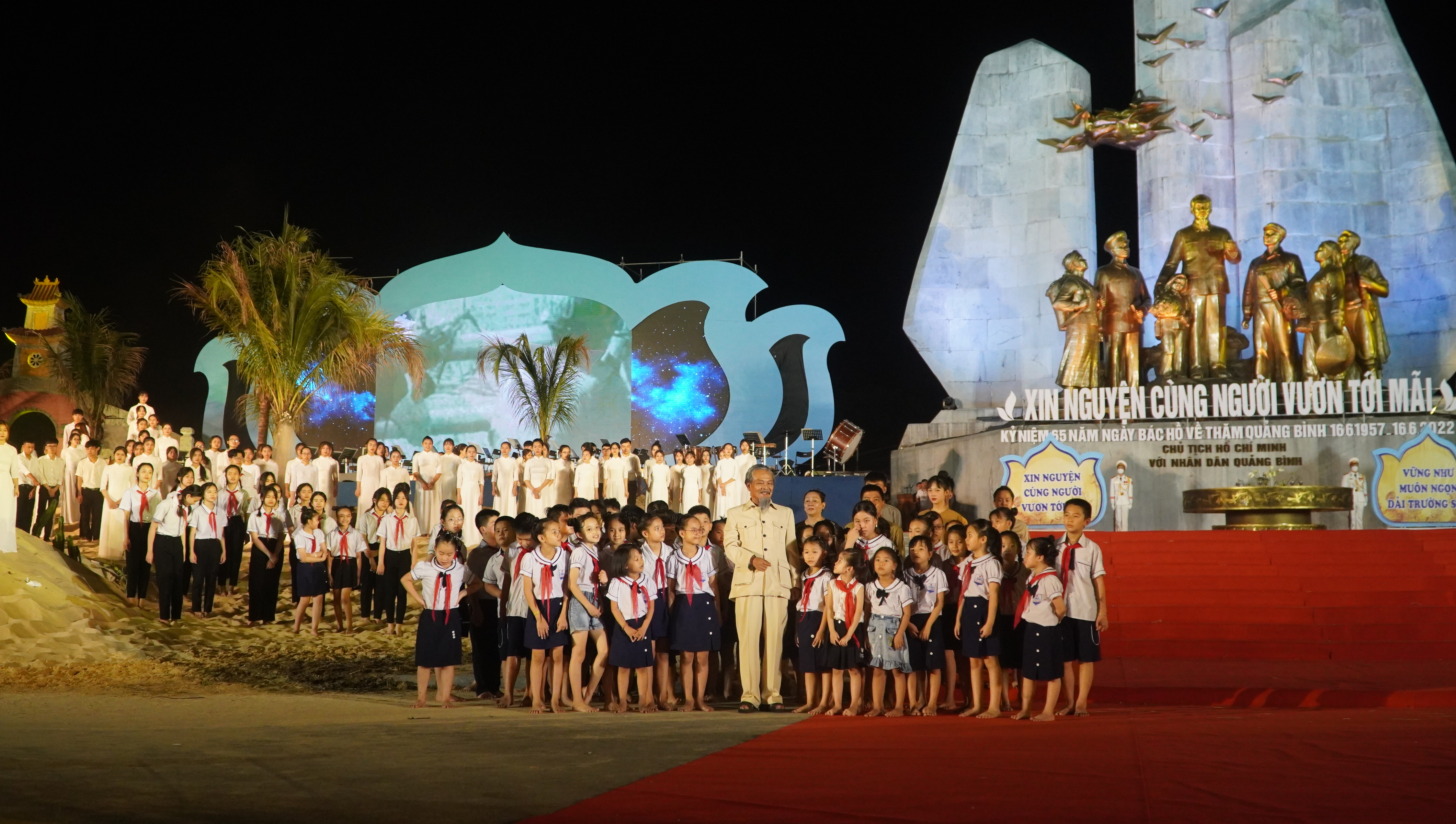 Thực hiện lời căn dặn của Bác Hồ kính yêu, Quảng Bình luôn nỗ lực xây dựng Đảng bộ trong sạch, vững mạnh (hình ảnh tái hiện tại lễ kỷ niệm 65 năm Ngày Bác Hồ về thăm Quảng Bình).