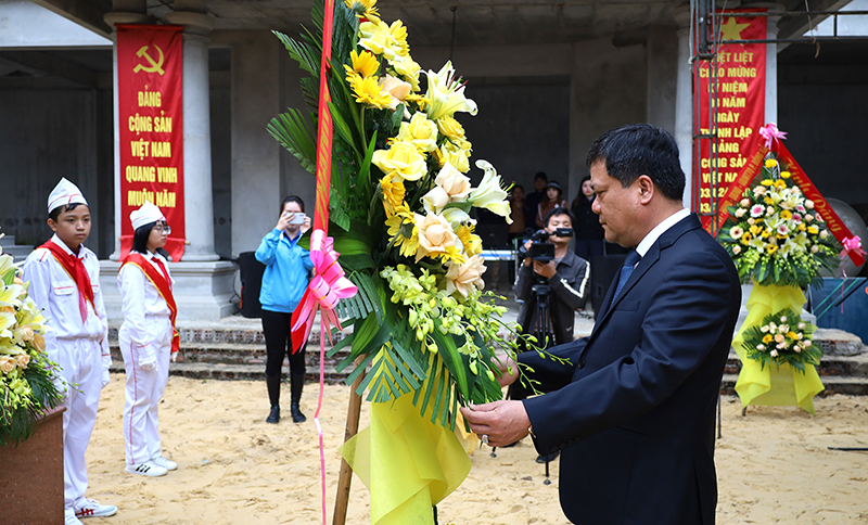 Đồng chí Bí thư Thành ủy Trần Phong dâng hoa tại Bia di tích lịch sử “Chi bộ phố”.