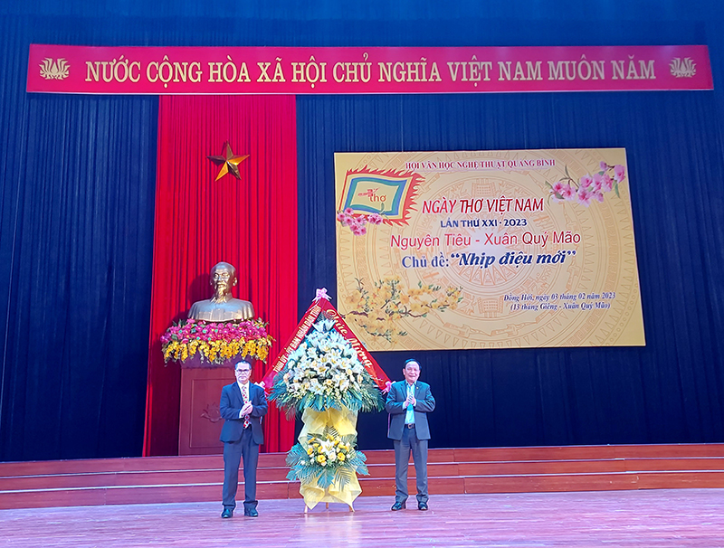 Đồng chí Phó Bí thư Thường trực Tỉnh ủy tặng hoa chúc mừng các văn nghệ sĩ Quảng Bình.