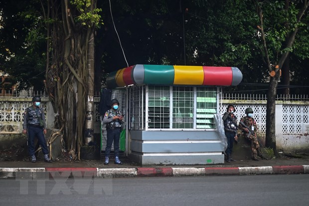 Lực lượng an ninh gác trên đường phố tại Yangon, Myanmar. (Ảnh: AFP/TTXVN)