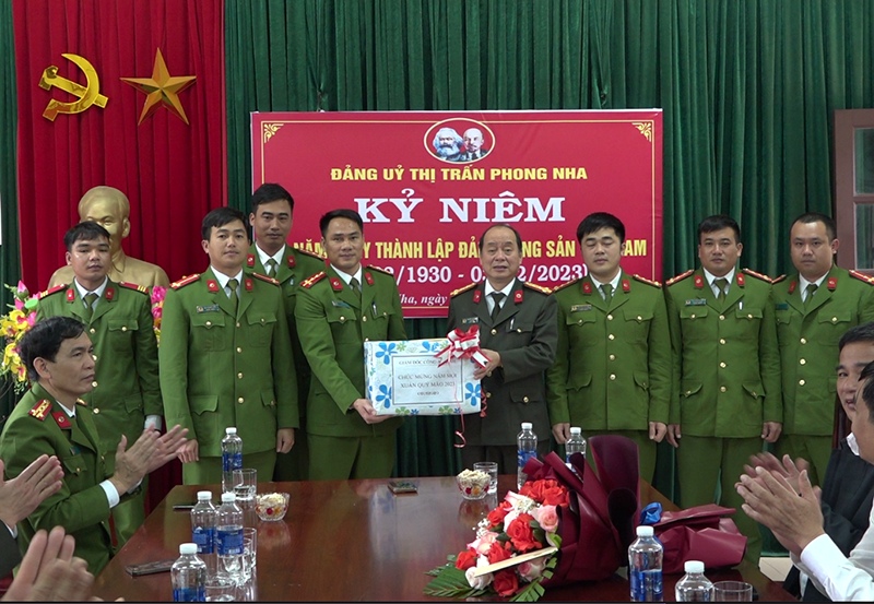 Đại tá Nguyễn Hữu Hợp, Giám đốc Công an tỉnh tặng quà cho cán bộ, chiến sỹ Công an thị trấn Phong Nha.